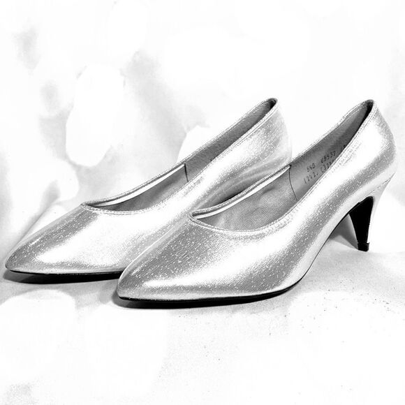 NWOB NOTORIOUS SILVER LAME PUMP 3” HEEL 8.5B - Picture 1 of 5